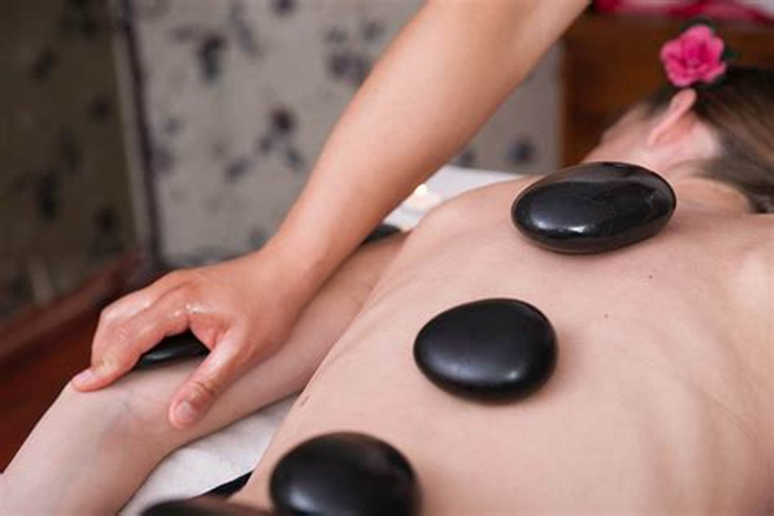 Massage body đá nóng 22 Ưu Điểm Của Dịch Vụ Tại K.T Care Spa