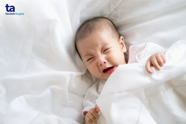 alt: Trẻ sơ sinh khó chịu vì táo bón