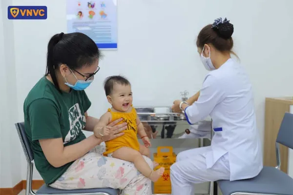 bé trai được mẹ đưa đi tiêm chủng