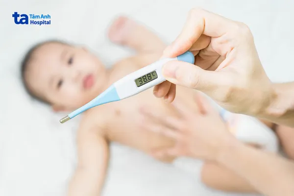 Bố mẹ nên đưa trẻ đến ngay cơ sở y tế khi có các dấu hiệu của nhiễm trùng rốn như sốt cao, rốn tiết dịch có mùi hôi, chảy máu