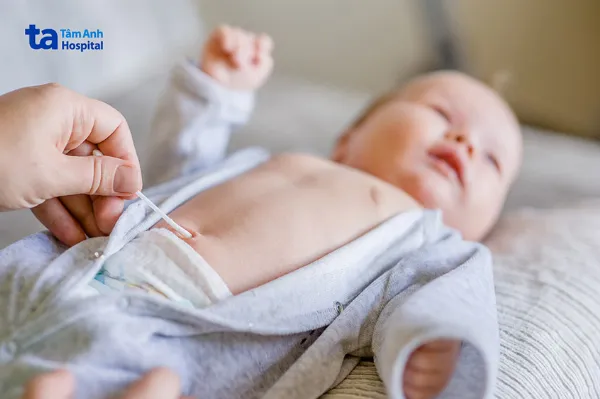Bố mẹ nên sử dụng que bông hoặc bông đã được vô trùng vô khuẩn, tẩm cồn 70 độ để vệ sinh rốn hàng ngày cho trẻ