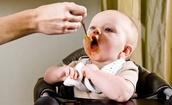 Các vết bẩn thô dính trên quần áo bé cần được làm sạch với nước