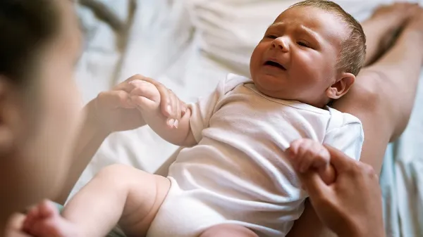 Cần đưa trẻ đi khám nếu tình trạng khóc đêm kéo dài
