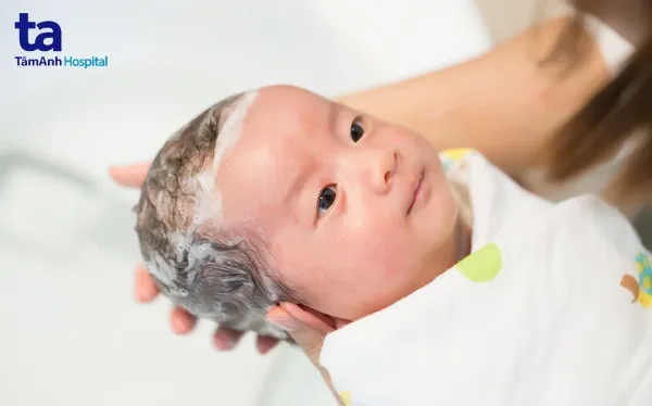 Gội đầu là bước cuối cùng khi tắm cho bé