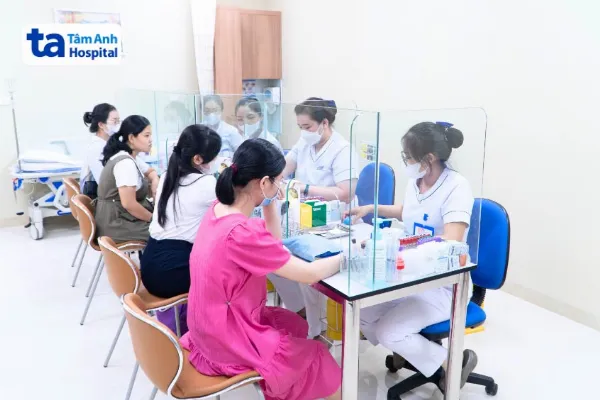 hỗ trợ thai phụ thực hiện x&eacute;t nghiệm m&aacute;u