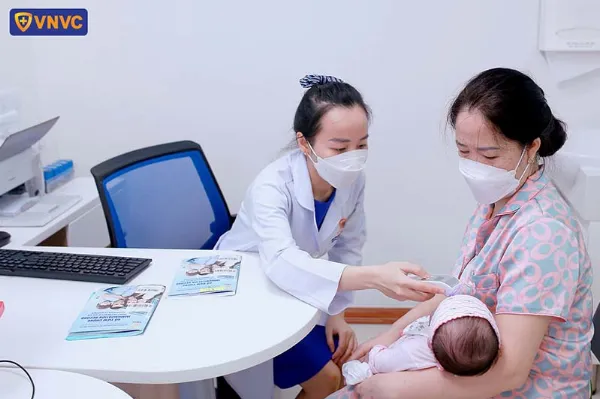 khám sàng lọc cho bé trước khi tiêm ngừa