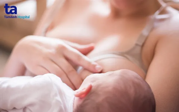 Mẹ c&oacute; thể d&ugrave;ng tay để điều chỉnh ngực khi cho con b&uacute;