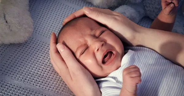 Môi trường ngủ không thoải mái khiến trẻ sơ sinh hay khóc đêm