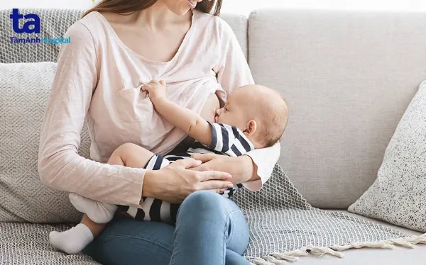 &ocirc;m n&ocirc;i l&agrave; tư thế th&ocirc;ng dụng nhất khi cho b&eacute; b&uacute;