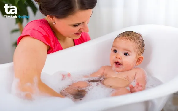 Tắm cho bé là khoảng thời gian gắn kết tình cảm của mẹ và bé