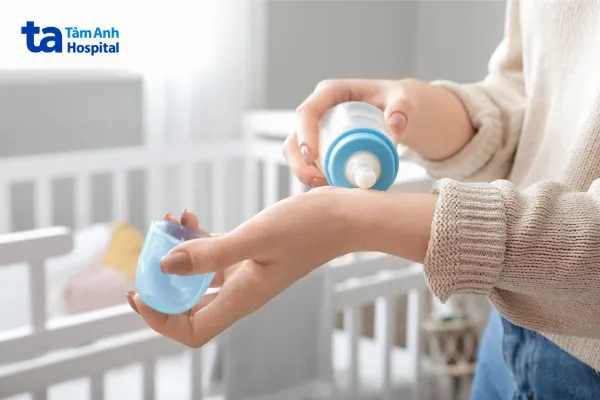 thử độ ấm của sữa mẹ