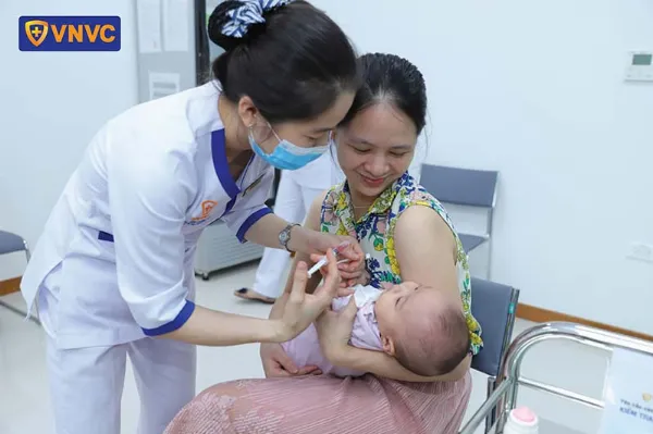tiêm vắc xin cho trẻ nhỏ