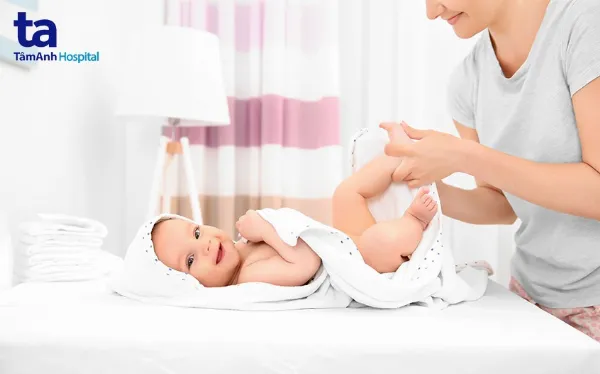 Trẻ sau khi tắm cần được giữ ấm