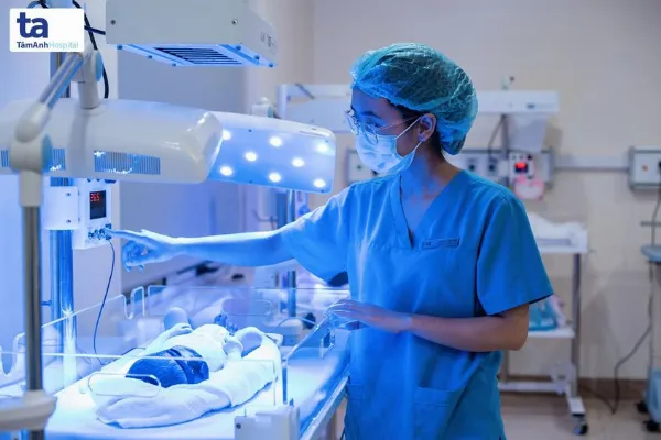 Trẻ sơ sinh bị vàng da được chiếu đèn và theo dõi