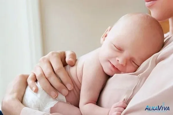 Trẻ sơ sinh nằm cạnh máy lọc không khí