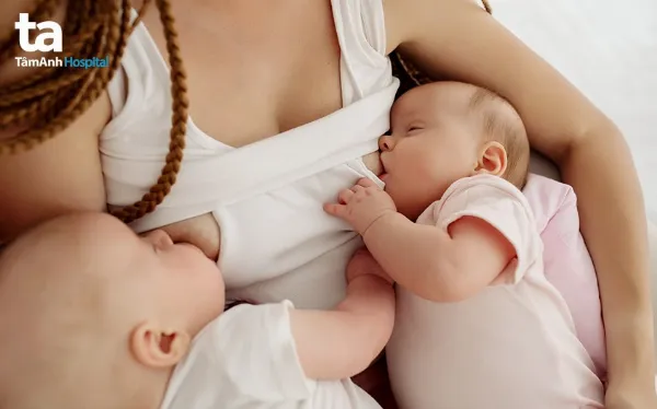 Tư thế cho con sinh đ&ocirc;i b&uacute;