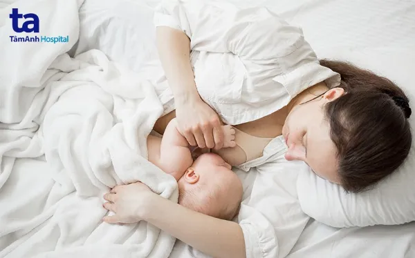 Tư thế nằm nghi&ecirc;ng một b&ecirc;n gi&uacute;p mẹ v&agrave; b&eacute; thư gi&atilde;n